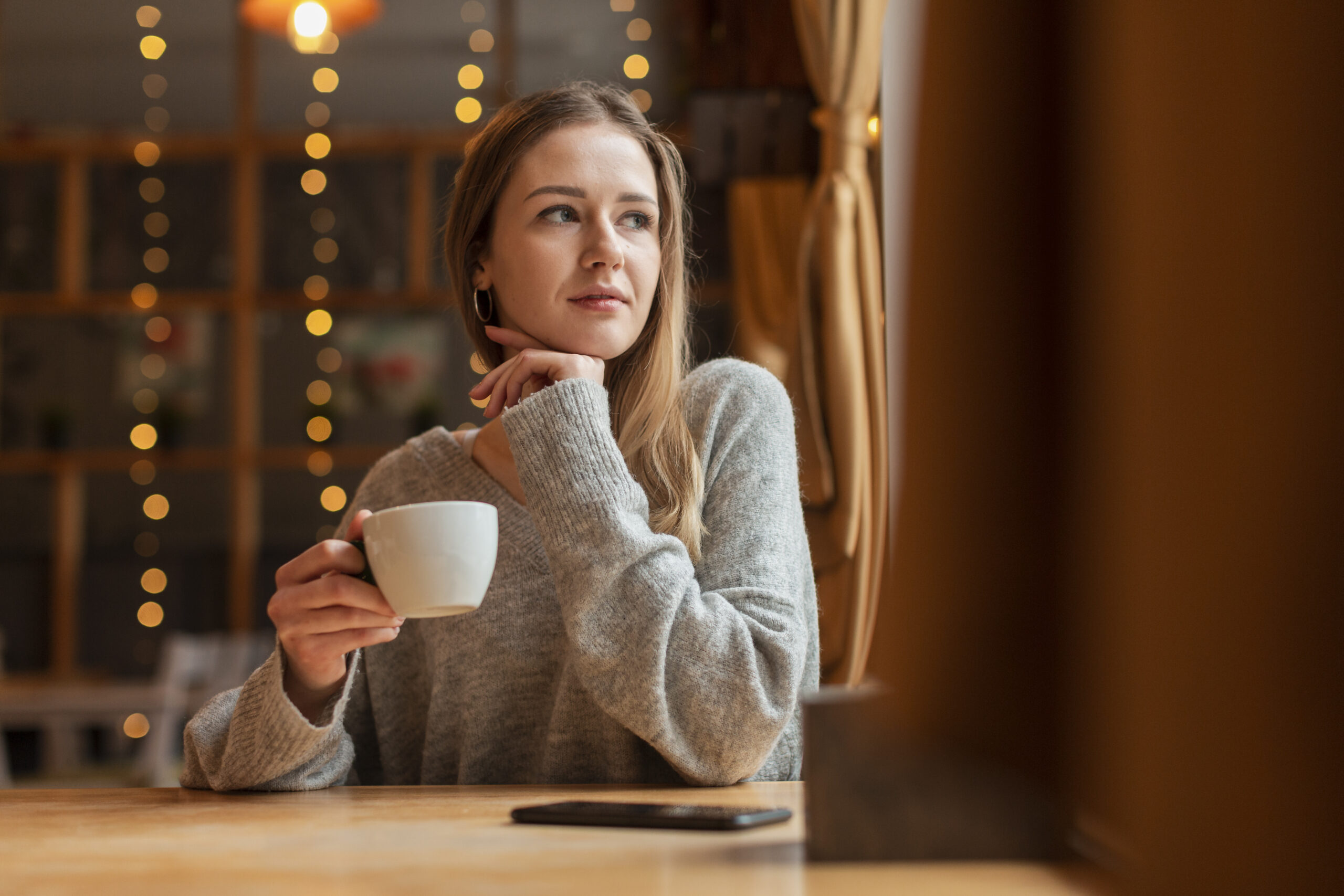 portrait-beautiful-woman-restaurant